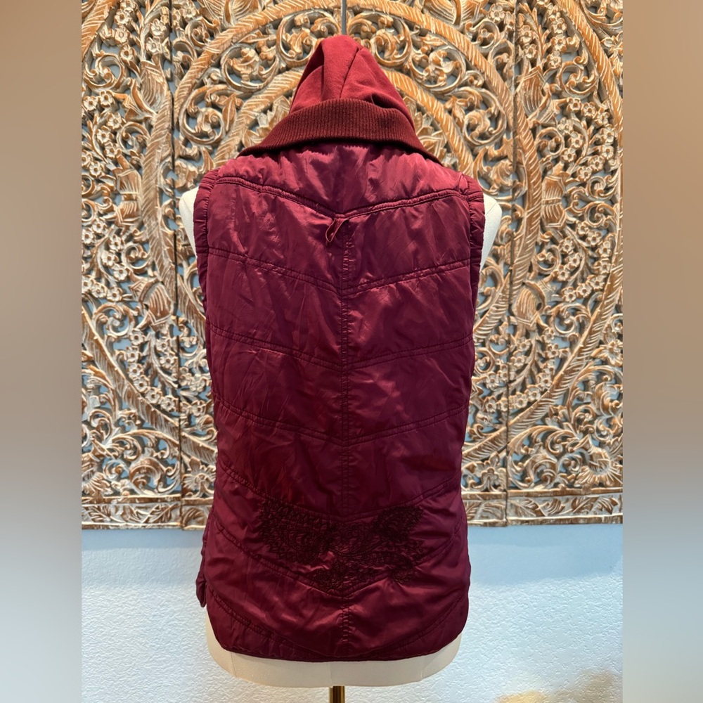 Maurices Raspberry Burgundy Hooded Vest w/ Embroidery Detail- size M - Picture 4 of 16